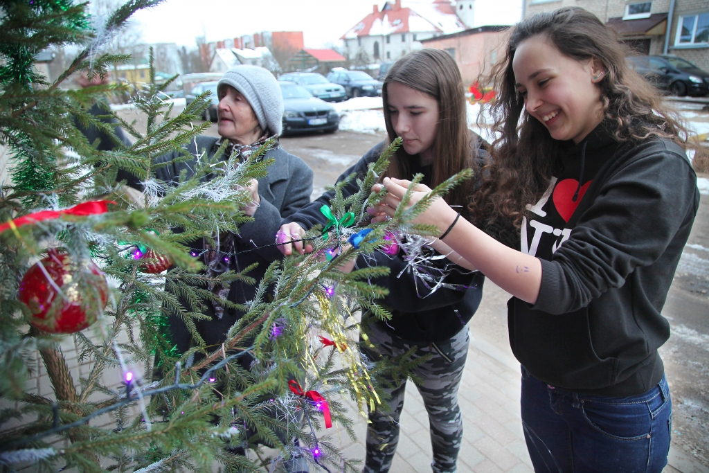 Sētniece Vija ir ļoti atsaucīga un arī palīdz rotāt eglītes, lai uzburtu visiem svētku sajūtu. Egļu rotāšanā labprāt iesaistās arī daudzdzīvokļu mājas Gulbenē, O.Kalpaka ielā 45, iemītnieces Viktorija un Katrīna.
Autors: Gatis Bogdanovs