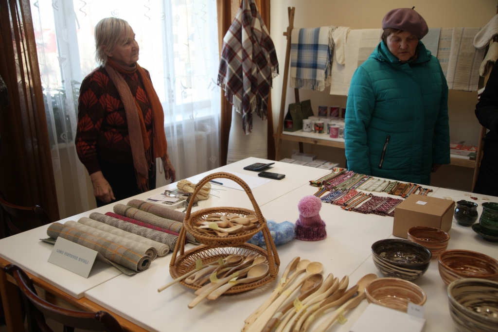 Irēna Jakovļeva (no labās) atzīst, ka uz tirdziņu atnākusi, lai smeltos idejas, jo arī pati gan dekupējot balzama pudeles, gan izgatavojot kartītes. Savukārt Lidija Kazāka priecājas par vietējo amatnieku skaistajiem darinājumiem. 		
Autors:  Gatis Bogdanovs