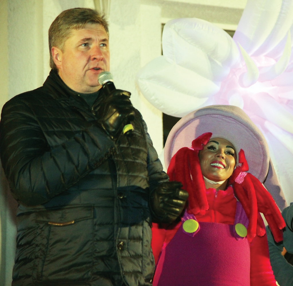 “Ņem mani par savu izpilddirektori! Esmu ideāla!” Rūķu meitene cenšas iedvesmot novada domes priekšsēdētāju Andri Vējiņu. 
Autors: Gatis Bogdanovs