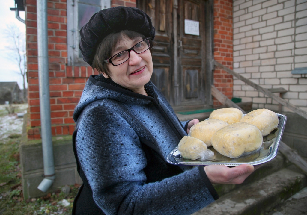 Tirzas pagasta “Grantiņu” saimniece Sarmīte Vītola sieru gatavot iemācījās jau bērnībā, vērojot, kā to dara mamma. Ar laiku pirmajām iemaņām tika pievienotas zināšanas un pieredze, bet viņai arvien gribas pamēģināt kādu jaunu siera veidu. 	
Autors: Gatis Bogdanovs