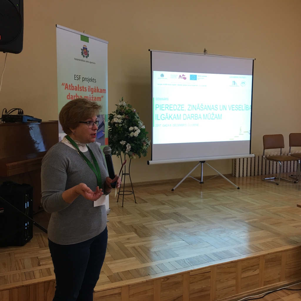 55 gadus vecai sievietei darbs kokzāģētavā nav tas labākais risinājums, tomēr tāda ir lauku realitāte. To atzīst darba aizsardzības speciāliste Olita Keibeniece. Un tomēr arī Gulbenes novadā agri vai vēlu notiks izmaiņas. Darba ņēmēji kategorijā 50+ tiks novērtēti un būs pieprasīti. Par to bija runa Nodarbinātības valsts aģentūras rīkotajā seminārā Gulbenē. 
Autors: Diāna Odumiņa