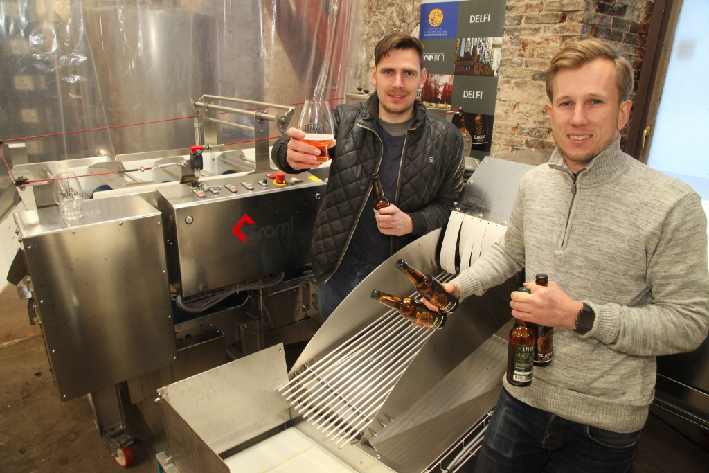 Gulbenieši Jānis Libeks (no labās) un Arnis Sprudzāns, izmantojot vietējos ābolus, pierāda, ka arī Latvijā spēj ražot kvalitatīvus dzērienus no āboliem. Darbu pie pirmās sidra partijas viņi uzsāka 2012.gadā. Tagad ir tapis vairāku veidu ābolu sidrs, kurš ir pieejams dažāda tilpuma pudelēs. Sidrs zemā temperatūrā tiek nogatavināts vairākus mēnešus, kuru laikā tas iegūst sev raksturīgo garšu un aromātu. Pavisam nesen – tikai pirms pusgada -  tika uzsākta “Apiņu” sidra ražošana. Tas ir viens no jaunākajiem produktiem, kuru jau ir iecienījuši pircēji.  
Autors: Gatis Bogdanovs