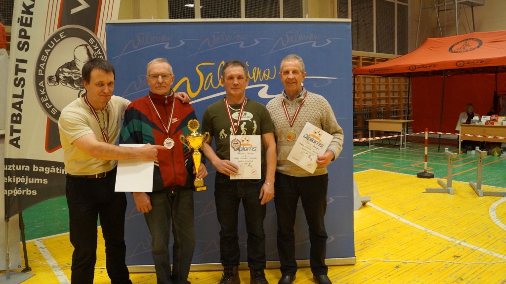 Valmierā sestdien norisinājās 2017.gada Latvijas klasiskais čempionāts spēka trīscīņā, kurā “Gulbenes K.S.P.” seniori uzrādīja ļoti labu sniegumu. No kreisās: Raitis Vinters, Ēriks Dumārovs, Ringolds Kļaviņš un Jānis Vanags. 	
Autors: no personiskā arhīva
