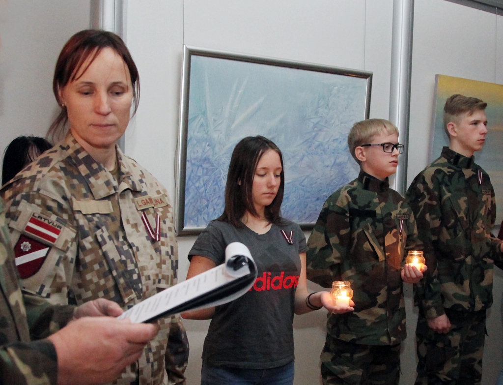 Jaunsargu instruktore Lāsma Gabdulļina norāda, ka jaunieši labprāt iesaistās jaunsardzes kustībā.
Autors: no “Dzirksteles” arhīva