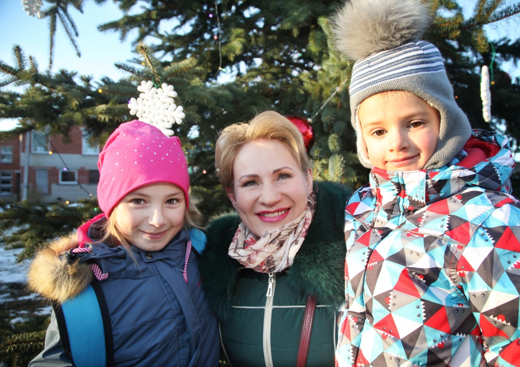 Katram sava vecmāmiņa ir vismīļākā un vislabākā. Arī Viktorijai un Lio! Viņi ļoti mīl un lepojas ar savu vecmāmiņu Valdu Lapiņu, kura pavisam nesen, piedaloties konkursā “Vecmāmiņa 2017”, izcīnīja nominācijas “Karaliene 2017 vecmāmiņa ” un “Vecmāmiņa Grācija”. Konkurss jau aiz muguras, bet priekšā – Ziemassvētki. Laiks, ko pavadām kopā ar saviem mīļajiem. Valdai Ziemassvētku svinēšana sākas agrāk nekā citiem, jo mazmeitiņai Viktorijai 23.decembrī ir vārdadiena, un mazbērni jau ir tie, kuri ļoti gaida ciemos vecmāmiņu. Ziemassvētkos Valda parasti dodas uz Gulbenes katoļu baznīcu, vienu brīdi dziedājusi arī baznīcas korī, kā arī cenšas būt kopā ar savējiem, lai izjustu un izbaudītu kopā būšanas prieku. Viņa uzsver, ka tā ir lielākā vērtība – veltīt laiku mazbērniem. 	
Autors: Gatis Bogdanovs