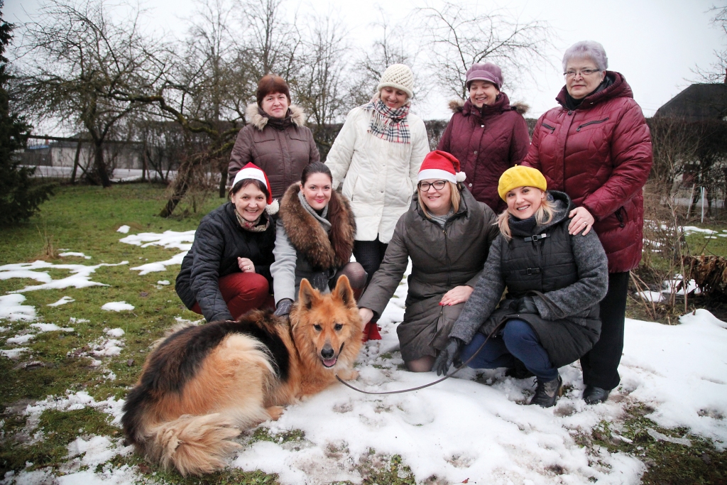 Dzeltenajam zemes sunim Rendai pieglausties cenšas: pirmajā rindā no kreisās - Diāna Odumiņa, Monta Zelča, Ginta Alberte, Inese Indzere; otrajā rindā no kreisās - Pārsla Konrāde, Anna Ignatāne, Mārīte Dzene, Tamāra Ulase. 	
Autors: Gatis Bogdanovs