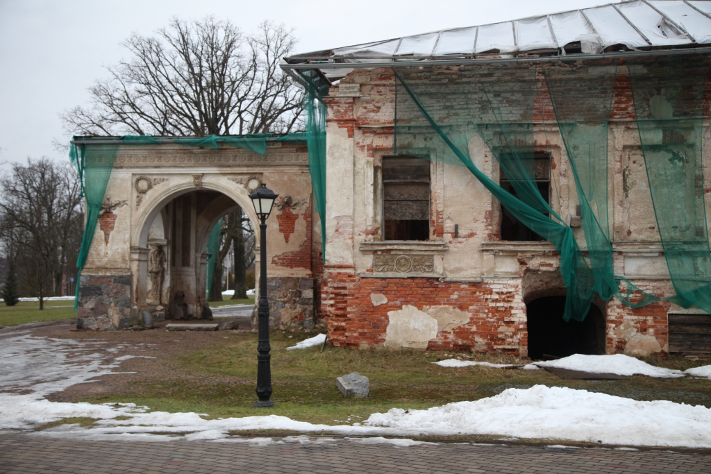 Valsts nozīmes arhitektūras piemineklis un nozīmīgākā ēka Gulbenes biogrāfijā, iecienītākais novada apskates objekts tūristiem. Tāda ir Baltā pils. Tā bija un būs privātīpašums. Pils iekonservēšana nemaksās lēti.
Autors: Gatis Bogdanovs 