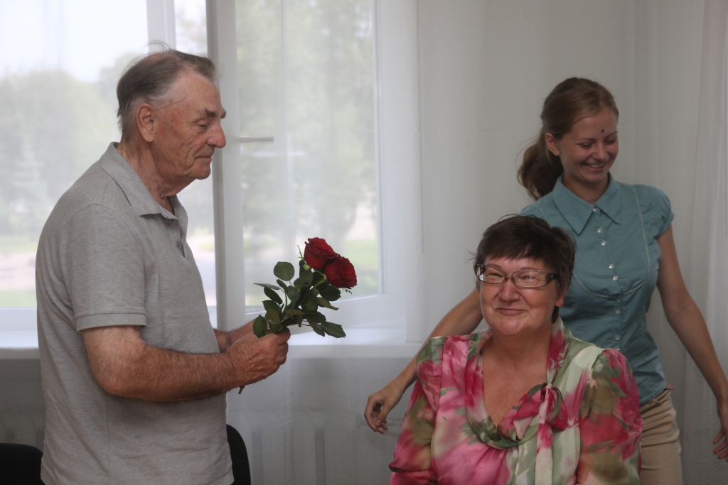 Ar pateicības vārdiem pieminēts! Tāds gulbeniešu apziņā ir novadnieces Zigrīdas dzīvesbiedrs Fricis Flūgs (no kreisās). Viņš pēc sievas zaudēšanas turēja doto solījumu un turpināja abu iesākto labdarību Gulbenes novadā. To labi zina viņa tulks Ilze Anspoka (priekšplānā). 
Autors: no “Dzirksteles” arhīva