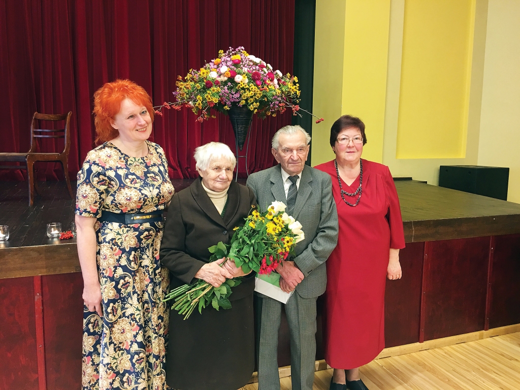 Īpašajā pasākumā Gulbenes kultūras centrā, kur tradicionāli godina kāzu jubilārus novadā,   Dimanta kāzu pāri Gitu un Oļģertu Vosus sirsnīgi sveica Gulbenes evaņģēliski luteriskās draudzes dalībnieces Iveta Zvirgzdiņa (no kreisās) un Ina Šterna. 	
Autors: Diāna Odumiņa 