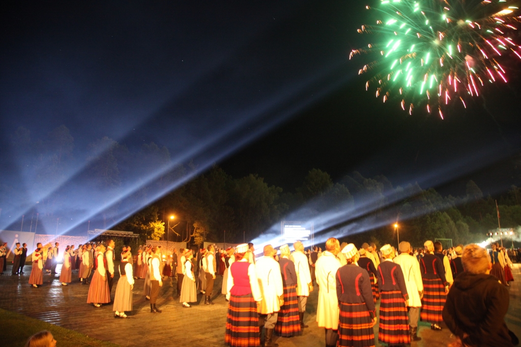 Gada pozitīvākais lādiņš – Novadnieku dienu pasākumi jūlija beigās, kas pozitīvi uzlādēja, iedvesmoja, iepriecināja un lika lepoties ar to, ko varam paveikt paši savā novadā un pilsētā. Jāpiebilst, ka tieši Edītes Siļķēnas ideja bija šie vērienīgie novadnieku svētki Gulbenē. 
Autors: Gatis Bogdanovs