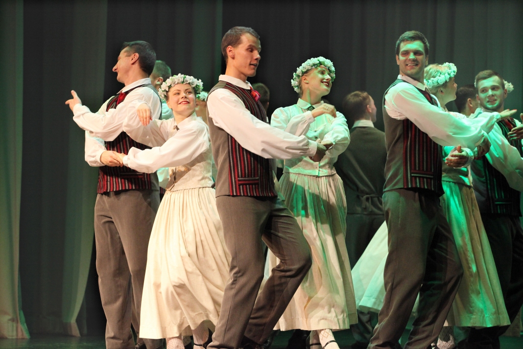 Deju kolektīva “Zelta Rūsiņš”, “Rūsiņš” un “Apinītis” dalībnieku ideja ir īstenota – koncertā savāktie ziedojumi ir nodoti traģiski bojāgājušā gulbenieša Edgara Praškeviča ģimenei. 
Autors: Gatis Bogdanovs