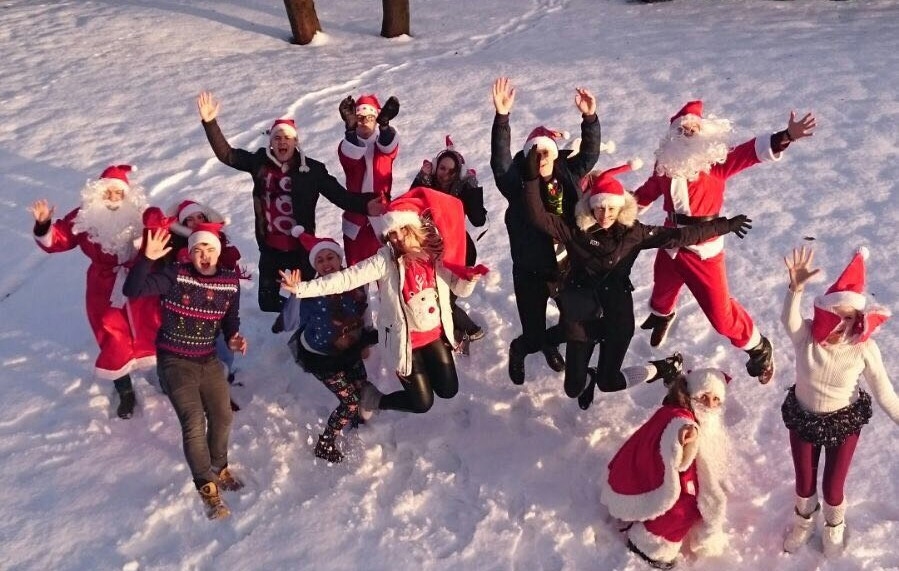 “Visi kopā esam piedzīvojuši brīnišķīgus mirkļus! Ir patīkami apzināties, ka mums apkārt ir tik fantastiski un nesavtīgi cilvēki. Lai mums visiem laimīgs jaunais gads!” saka Rotarakta kluba rūķi.
Autors: no privāta arhīva