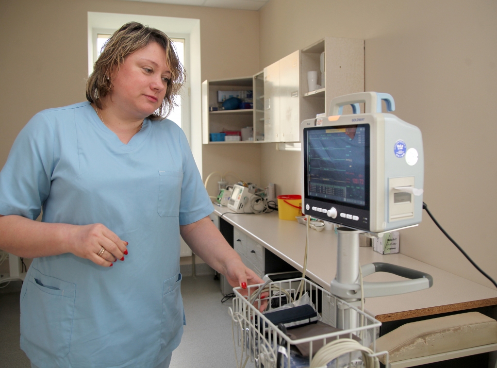 Joprojām strādā visu diennakti. Traumpunktā Gulbenes slimnīcā iedzīvotāji var meklēt palīdzību neatliekamos gadījumos. Ārsta palīdze Inga Vorobjeva savas dežūras laikā uzklausa sūdzības un palīdz, izmantojot diagnostikas iespējas, kādas slimnīcā ir pieejamas. 	
Autors: Gatis Bogdanovs 