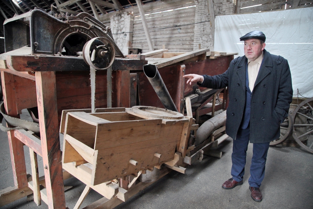 Senlietu kolekcionārs Gunārs Ciglis priecājas par vērtīgo un iespaidīgo dāvinājumu – paštaisītu kuļmašīnu. 
Autors: Gatis Bogdanovs