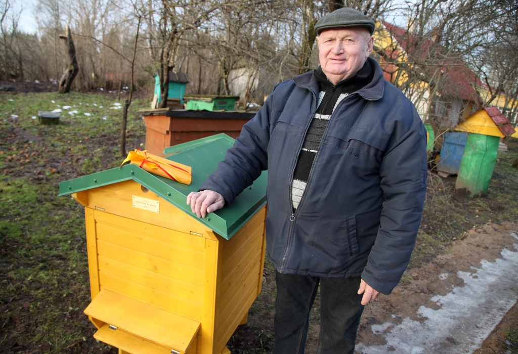 Ilggadējais biškopis Armunds Galviņš ir gandarīts par viņa darba vērtējumu. Latvijas Biškopības biedrība un kolēģi atzinuši, ka mūža devums biškopības attīstībā ir nozīmīgs. 
Autors: Gatis Bogdanovs
