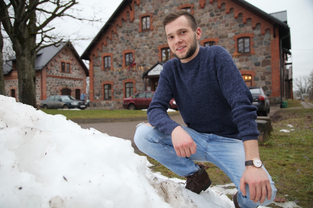 Valters ir visur. Te viņš dejo, te - dzied, darbojas Zemessardzē, spēlē futbolu, bet Vecgada vakarā Gulbenē aizstāj novada vadību, pirms salūta uzrunājot tautu. Kas ir šis rosīgais un aizrautīgais 21 gadu vecais puisis Valters Svetlovs? 	
Autors: Gatis Bogdanovs