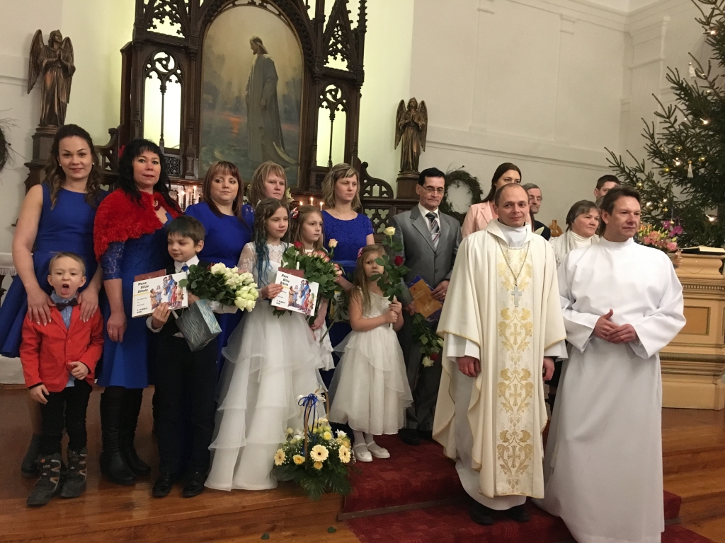 Gaiša, draudzīga un apgarota ģimene - tāda šodien ir Gulbenes luterāņu draudze, kura sestdien kļuva par 12 cilvēkiem kuplāka. Draudzes mācītājs Ilgvars Matīss (otrais no labās) un garīdznieks Jānis Zvirgzdiņš (no labās) kristīja un iesvētīja kuplu pulku kristiešu - gan bērnus, gan pieaugušos. 
Autors: Diāna Odumiņa