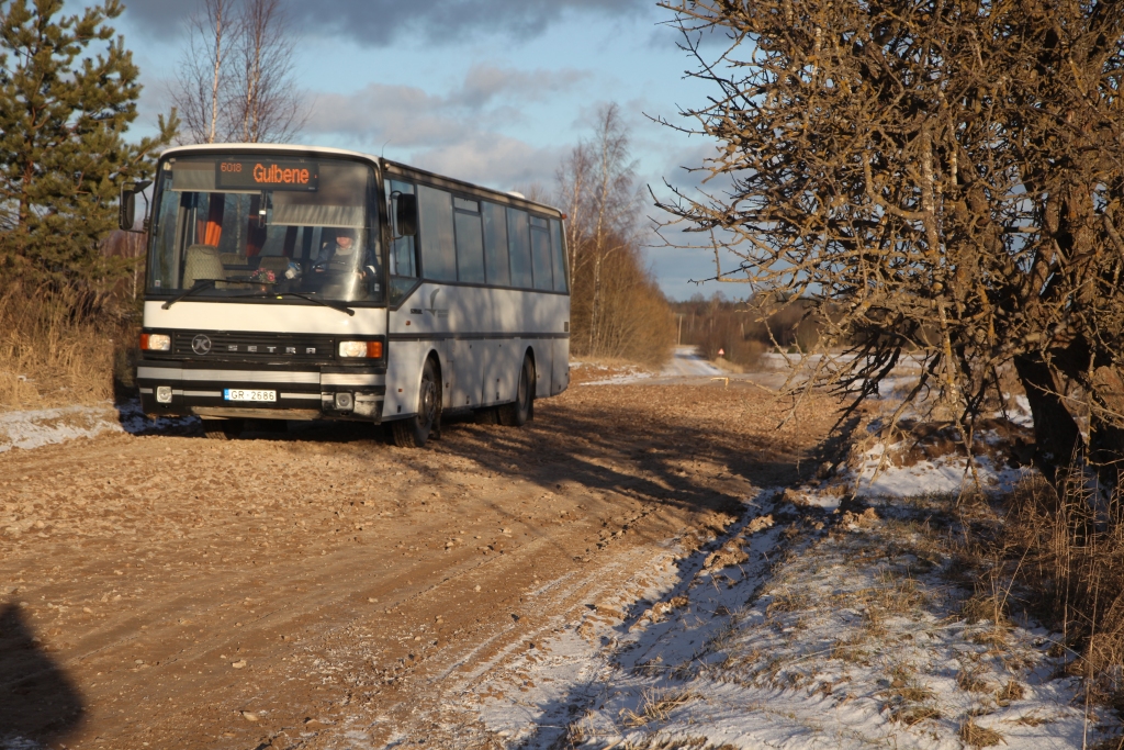 Nozīmīgs ceļš daudziem cilvēkiem ne tikai Tirzā, bet arī Druvienā, Lizumā. Pa šo ceļu diendienā cilvēki dodas uz darbu. Piektdien ceļš uz Tirzu bija jāslēdz, jo nebija iespējams pa to pārvietoties, svētdien “Latvijas autoceļu uzturētājs” to bija centies pielabot, lai pirmdien varētu kursēt arī satiksmes autobusi. Vietējiem politiķiem būtu jācīnās, lai šis ceļš tiktu kardināli uzlabots.
Autors: Gatis Bogdanovs