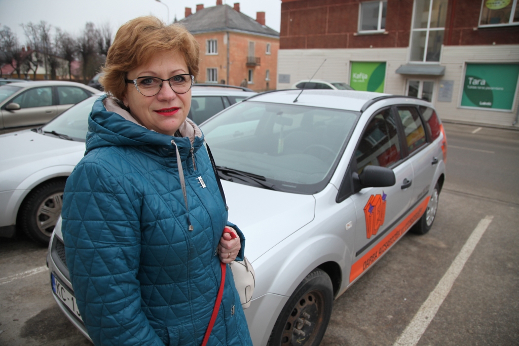 Liela Olitas Keibenieces dienas daļa paiet, braucot uz uzņēmumiem vai zemnieku saimniecībām vairākos novados, kur viņa gatavo dokuemntus un instruē darbiniekus par darba aizsardzības noteikumiem. 
Autors: Gatis Bogdanovs  