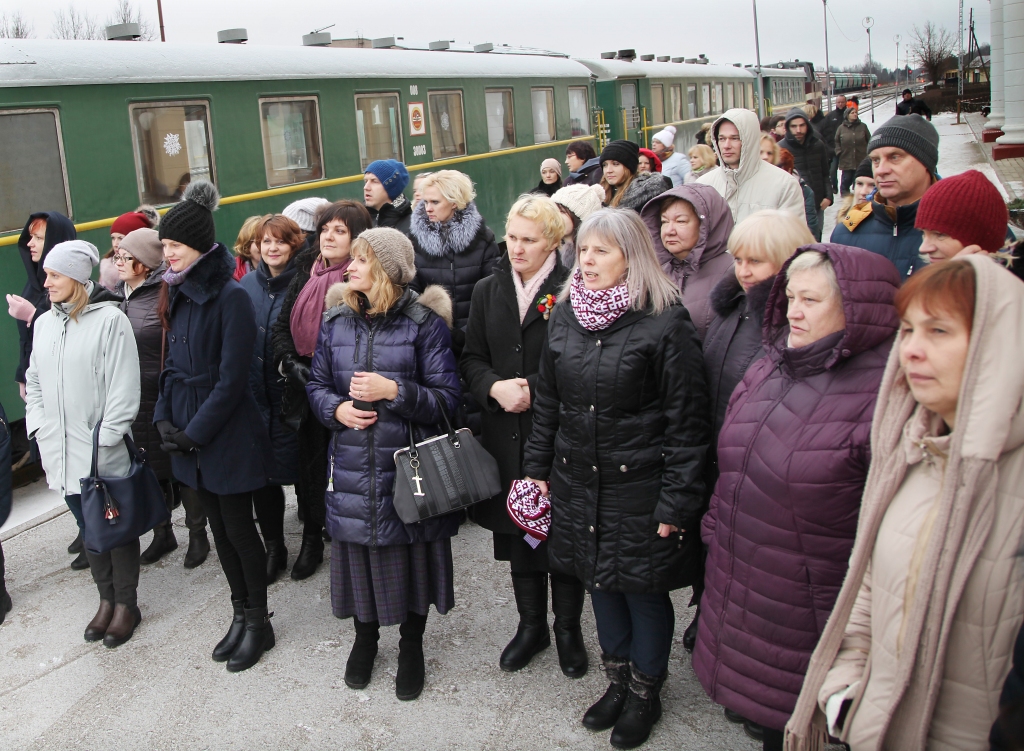Latvijas Lauku konsultāciju un izglītības centra biroju gada saiets notika vakar Gulbenē, kuras vārds ir nesaraujami saistīts ar vienīgo bānīti Baltijā. Visi pasākuma dalībnieki ar prieku sēdās atjaunotajos vagoniņos, lai izbaudītu braucienu, kurā jautrības netrūka. 	
Autors: Gatis Bogdanovs