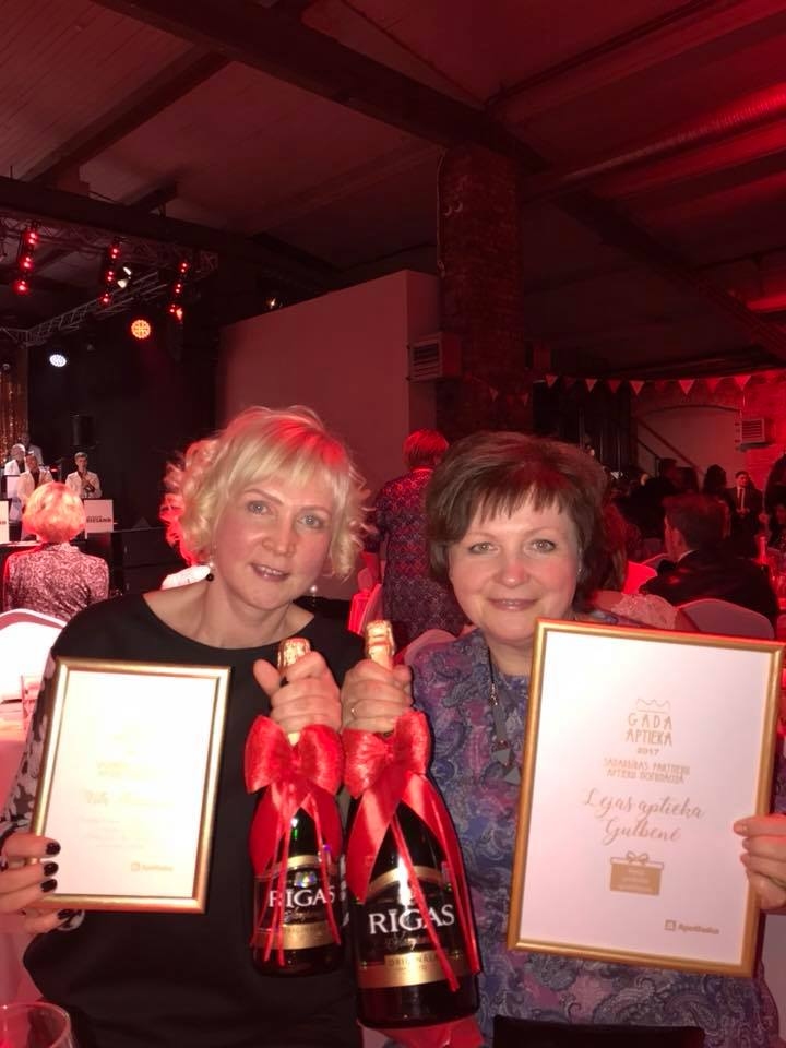 Sadarbības partneri pēc pirmā gada ir apmierināti ar Gulbenes Lejas aptieku, slavē un saka paldies. No gada noslēguma pasākuma Lejas aptiekas vadītāja Vita Krūmiņa un darbiniece Gaļina Baraņņikova mājās atgriezās ar balvām un ierosmēm sadarbības turpināšanai. 
Autors: no personiskā arhīva