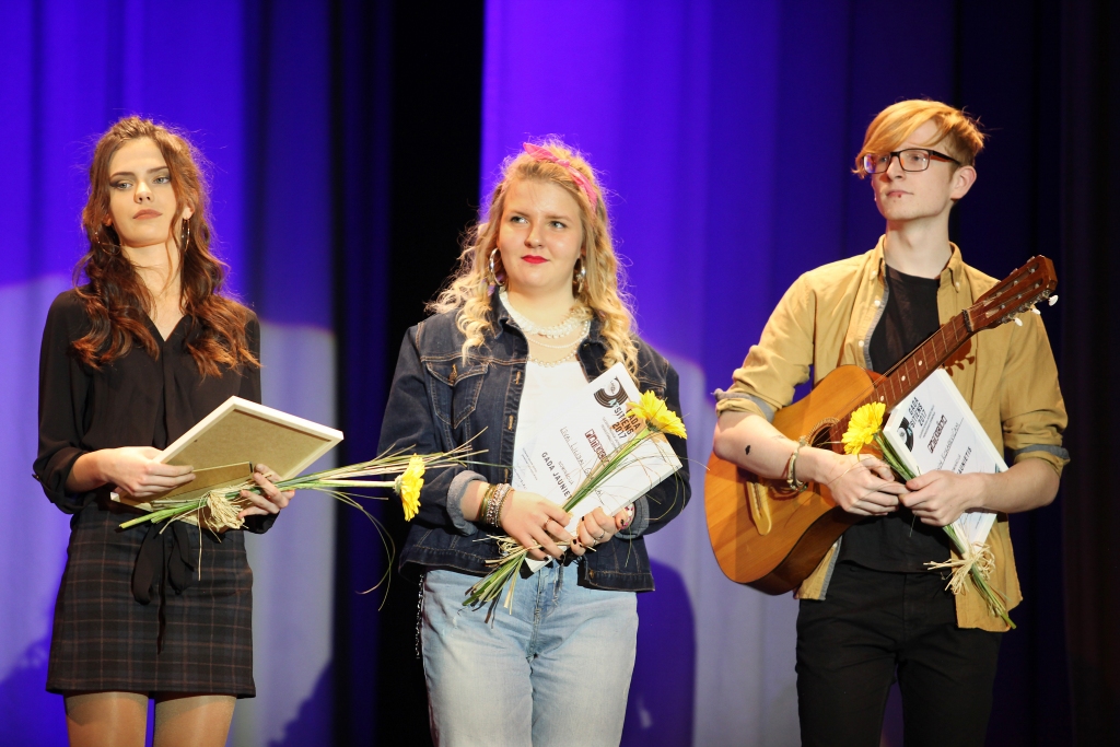 Sestdienas pievakarē Gulbenes kultūras centrs mutuļoja jauniešu gaidās un priekā, jo noritēja ikgadējā balvu pasniegšanas ceremonija “Gada atsitiens 2017”. Pieteikt jauniešus septiņām nominācijām varēja ikviens. Vēlāk katrs, kurš gribēja atdot savu balsi par kādu no izvirzītajiem jauniešiem, varēja to izdarīt, atzīmējot “patīk” “Facebook.com” vai aizpildot anketu, kas atrodama “Labisbabis.lv”. Šāgada tēma bija pasaules mūzika. Vakara galveno nomināciju “Gada jaunietis” ieguva Līva Lilija Graņica (vidū), kura skatītājus uzrunāja ar O.Vācieša vārdiem: “Gribēt ir puse no varēt.” Meitene novēlēja nekad nebeigt sapņot un gribēt lielas lietas, jo sapņi piepildās un viss ir iespējams. Sarunā ar “Dzirksteli” Līva teic: “Prieks, ka novērtē to, ko daru. Tomēr uzskatu, ka ikviens no izvirzītajiem jauniešiem ir vienlīdz pelnījis šo titulu. Visi šie jaunieši Gulbenes novadu padara skaistāku, krāsaināku, draudzīgāku.” Pārējie pretendenti: Amanda Kaspare (no kreisās), Marina Vīksniņa, Jānis Kokarevičs.	
Autors: Gatis Bogdanovs