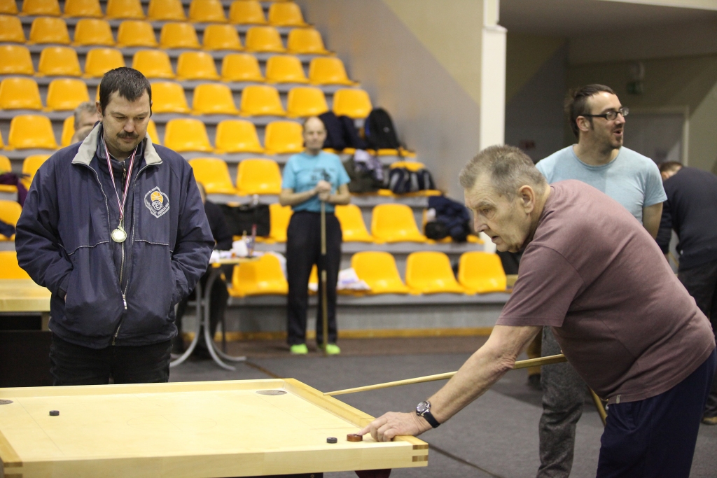 Gulbenietis Jānis Bokalders (no kreisās) pēc zelta iegūšanas dambretē vēl paspēja just līdzi citiem novada sportistiem, arī Andrim Šūpolam novusa sacensībās. 	
Autors: Gatis Bogdanovs