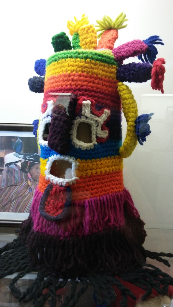 Ekvadorā Aija-Uma ir mitoloģisks tēls ar divām sejām, kas idejiski attēlo sauli un mēnesi un šo spīdekļu cīņu. Maskā ietilpst arī pieci līdz divpadsmit ragi. Šīs maskas nosaukuma burtiskais tulkojums ir “gara galva”. Parasti šo masku uzvelk vīrietis dejotājs Corpus Cristi festivālā, kas risinās pirms vasaras saulgriežiem. Ekvadora, 21.gs.  

Autors: Pārsla Konrāde