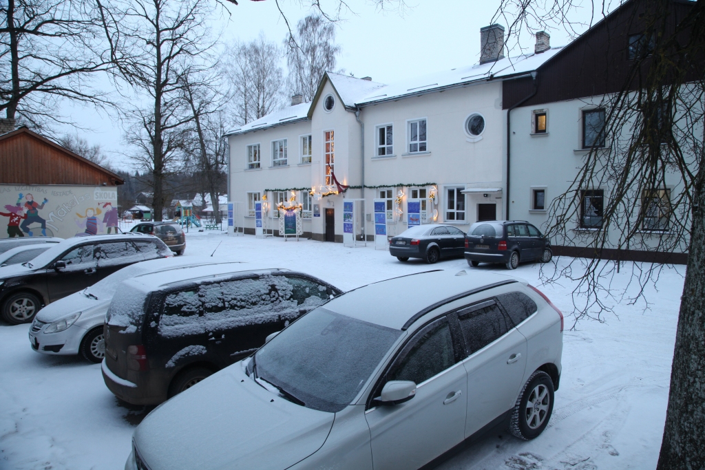 Automašīnu - daudz, stāvlaukums – mazs. Tas radījis pamatīgu neapmierinātību no bērnudārza audzēkņu vecāku puses.  
Autors: Gatis Bogdanovs