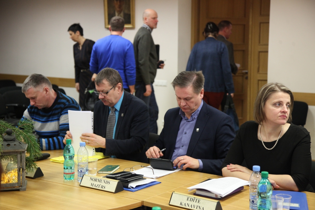 Pagaidām jautājums nobremzēts un tālāk virzīts netiek. Deputāts Valtis Krauklis (no kreisās) vakar finanšu komitejas sēdē aicināja Gulbenes novada pašvaldības iestāžu vadītāju algas atstāt negrozītas kā pietiekami lielas, turklāt vēl nav apstiprināts 2018.gada pašvaldības budžets. Vairākums šo priekšlikumu atbalstīja. 
Autors: no “Dzirksteles” arhīva