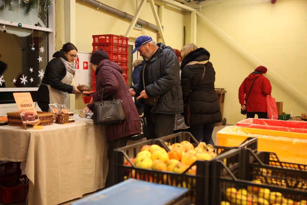 Pērn Vakara tirdziņš iemantoja pircēju mīlestību. Palēnām, pamazām tas uzņem apgriezienus arī šogad. Pircēji Gulbenes tirgū tiek gaidīti katru ceturtdienas vakaru. 
Autors: Gatis Bogdanovs