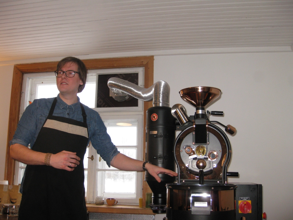 Kopš pagājušā gada vasaras Rankas pagastā Kalvis un Baiba Lapsiņi interesentus, kuri piesakās, ieved kafijas pasaulē “Tīrs Miers”. Tāds nosaukums esot izvēlēts tāpēc, ka - kafija ir jābauda. Kalvis iepazīstina ar galveno aparātu - grauzdētāju. 	
Autors: no privātā arhīva