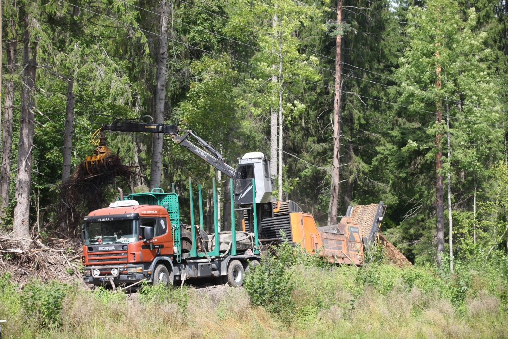 Starp darba tirgū pieprasītākajām profesijām ir mežizstrādes tehnikas operatori. Lai gan Valmieras tehnikuma Rankas struktūrvienībā cenšas nodrošināt apmācību ar jaunu un modernu tehniku, pagaidām darba devējus mācību iestādes beidzēju sagatavotība neapmierina. 	
Autors: no “Dzirksteles” arhīva