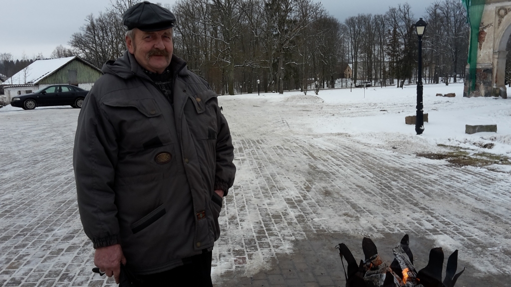 Pieminot 1991.gada barikāžu laika notikumus, Kārlis Pušmucāns šogad uz Rīgu nedevās, kā citos gados, tāpēc atnāca līdz Gulbenes novada vēstures un mākslas muzejam, lai pieminētu un atcerētos svarīgos notikumus mūsu vēsturē. 	
Autors: Inita Savicka