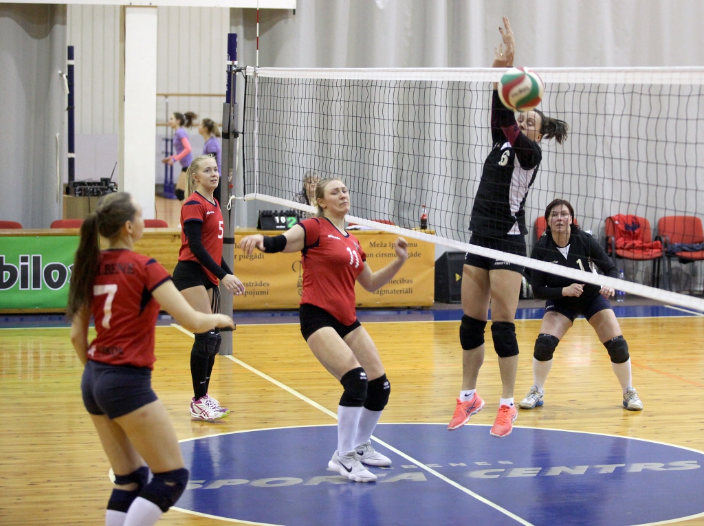 Tikai trešajā setā Gulbenes sporta centrs (no kreisās) pārspēja komandu Gulbene ar rezultātu 15:11, tādā veidā vēl vairāk nostiprinot savas līderpozīcijas pirmajā līgā.  
Autors: Gatis Bogdanovs