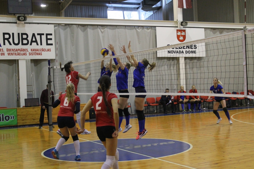 Gulbenietes sīvi cīnījās ar Babītes volejbolistēm, tomēr beigās - sāpīgs zaudējums. 
Autors: Dace Anča