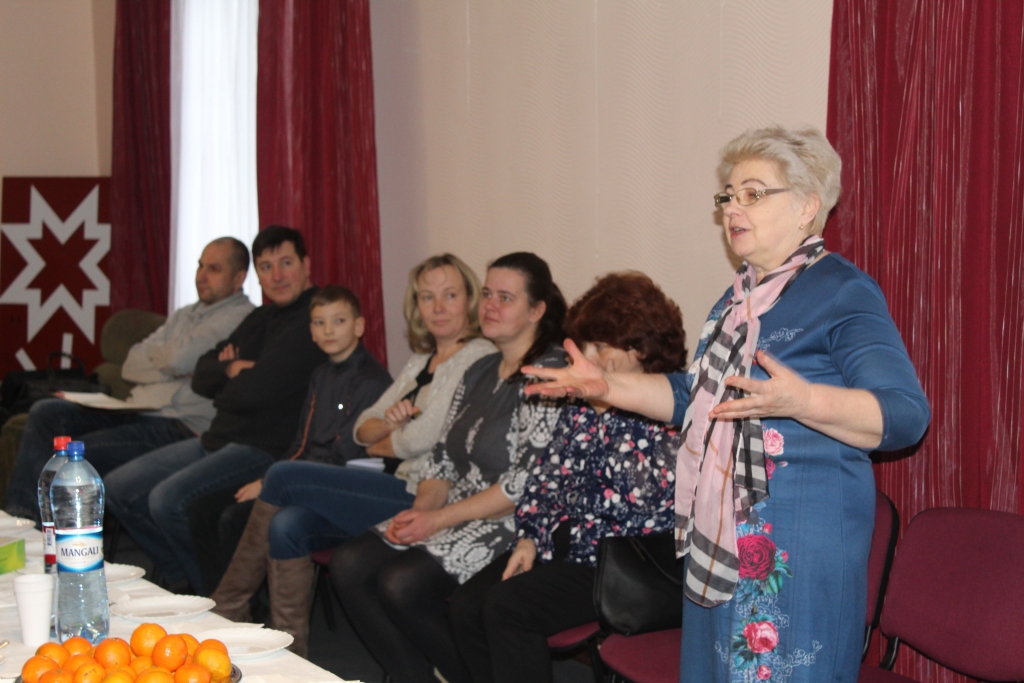 Pirmos akcijas “100 ēdienu receptes Latvijai” ēdienus – četrpadsmit veidu salātus – nodegustēja tūrisma sanāksmes dalībnieki. “Ja idejai pretī ir atsaucīgi cilvēki, tad viss notiek,” saka idejas autore Astrīda Dzērve.
Autors: no privātā arhīva