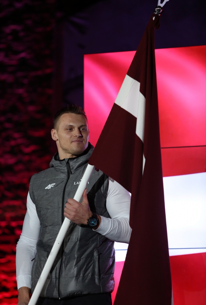 Gods nest Latvijas karogu piešķirts bobslejistam Daumantam Dreiškenam. 
Autors: Edijs Pālēns (“Leta”)