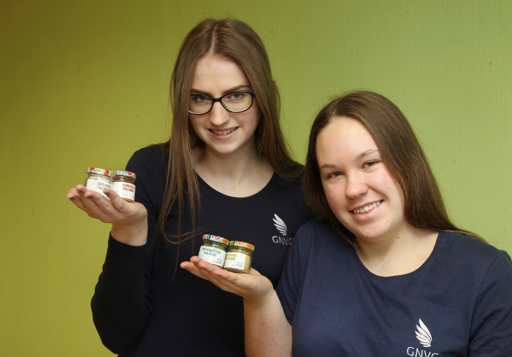 Ivita Jaunžeikare (no kreisās) un Alvīne Ivanova mācās Gulbenes novada valsts ģimnāzijā 11.klasē un vēl nezina, ko darīs nākotnē. Šobrīd viņas iepazīst uzņēmējdarbību un ražo dārzeņu un augļu pulverus, kurus var lietot kā garšvielas, krāsvielas un piedevas ēdieniem. 
Autors: Gatis Bogdanovs