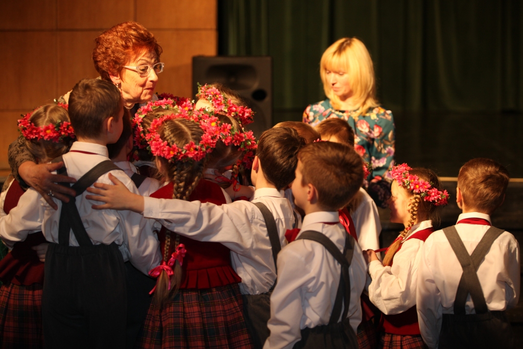 Gulbenes kultūras centra deju kolektīvs “Draiskuļi” darbojas kopš 2002. gada. Pirmā bērnu deju kolektīva “Draiskuļi” vadītāja bija Dainuvīte Putniņa, tagad to vada Dainuvītes audzēkne Dzintra Kokoreviča. 
Autors: Gatis Bogdanovs