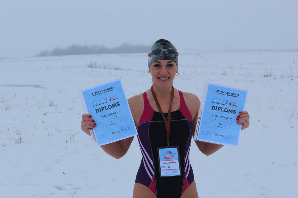 Brauca tikai priekam un pieredzes gūšanai, bet tika pie diviem diplomiem! Gulbeniete Iveta Sarmanova gandarīta par dalību ziemas peldēšanas čempionātā Liepājā. 
Autors: no personiskā albuma