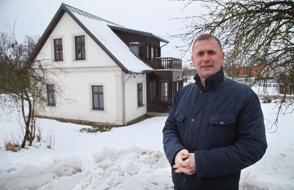 Sapņu namiņš! Pavisam nedaudz vajag, lai tiktu sakārtota darbībai apkure ēkā, un Stradu pagasta pārvalde būs gatava pārcelties uz šejieni no Sarkanās pils piebūves. Pārvaldnieks Juris Duļbinskis to darīs ar prieku.
Autors: Gatis Bogdanovs 