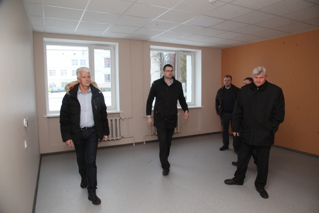 Kvalitatīvs remonts, skaistas telpas – secina pašvaldības speciālistu veidotā komisija, pieņemot objektu ekspluatācijā. Taču šīs telpas nebūs domātas bērniem, jo pirmajā internāta stāvā, iespējams, atradīsies dienesta viesnīca un būs telpas pašvaldības viesiem. Skolēnu internāts būs otrajā un trešajā stāvā.
Autors: Gatis Bogdanovs 