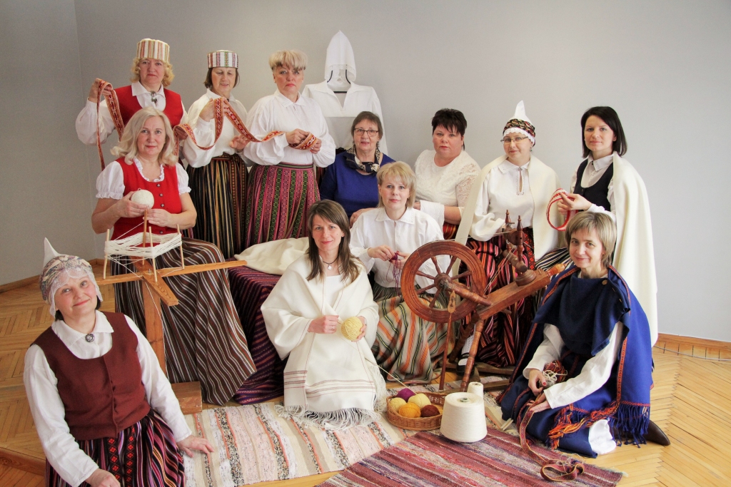 Darinot tautastērpus, Tautas lietišķās mākslas studijas “Sagša” un grupas “Darini savu tautastērpu” dalībnieces vienoja kopējs darbs, kas ļāvis ar pacietību un mīlestību īstenot ieceri – lepoties ar saviem tautastērpiem. 
Autors: Sandra Dikmane