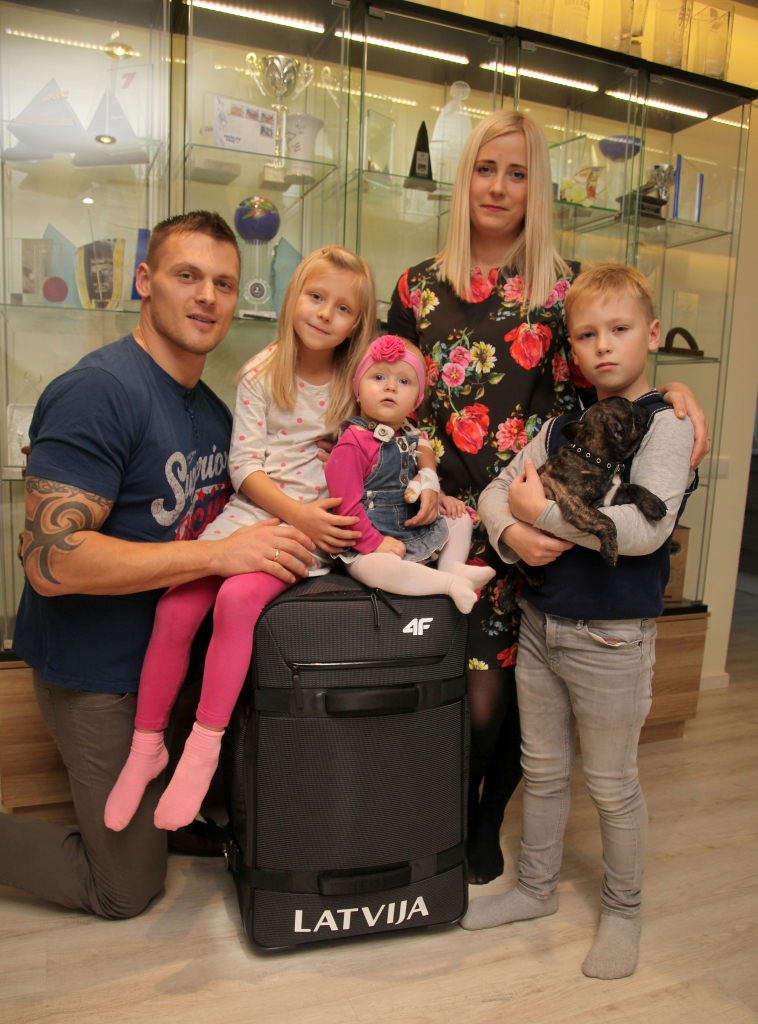 Mājās par Daumantu turēs īkšķi sieva Guna, dēls Dāvis, vecākā meitiņa Denīze un mazulīte Rūta. Ģimenē tagad pieņemts arī četrkājainais mīlulis Rufus. 	
Autors: Gatis Bogdanovs