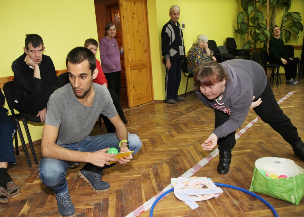 Flavio Nunes ir 26 gadus vecs jaunietis no Portugāles. Var tikai apbrīnot, kā smaidīgais un dzīvespriecīgais portugālis skaidrā latviešu valodā pacietīgi un sirsnīgi vada nodarbību Litenes sociālās aprūpes centra iemītniekiem. Flavio ieradās Latvijā, lai desmit mēnešus strādātu kā  brīvprātīgais valsts sociālās aprūpes centrā Litenē. Dzīve šeit viņam iepatikās, un Flavio nolēma palikt Gulbenē un strādāt jau algotu darbu aprūpes centrā. 
Autors: Gatis Bogdanovs