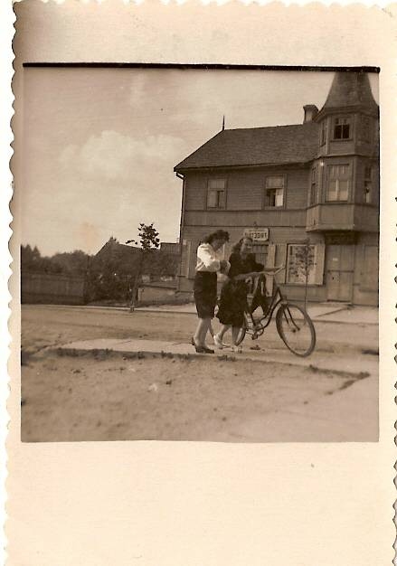 Ēka, kurā savulaik atradās kafejnīca “Pie kamīna”, pēckara gados. 
Autors: no Gulbenes vēstures un mākslas muzeja krājuma 