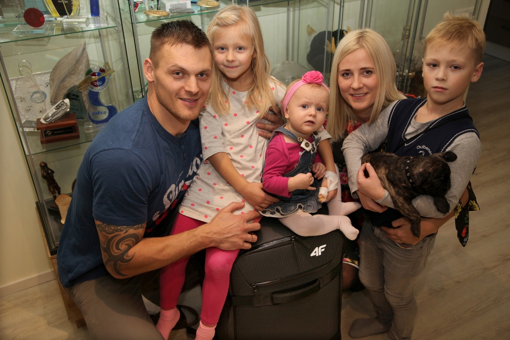 Mājās par Daumantu turēs īkšķi sieva Guna, dēls Dāvis, vecākā meitiņa Denīze un mazulīte Rūta. Ģimenē tagad pieņemts arī četrkājainais mīlulis Rufus. 	
Autors: Gatis Bogdanovs