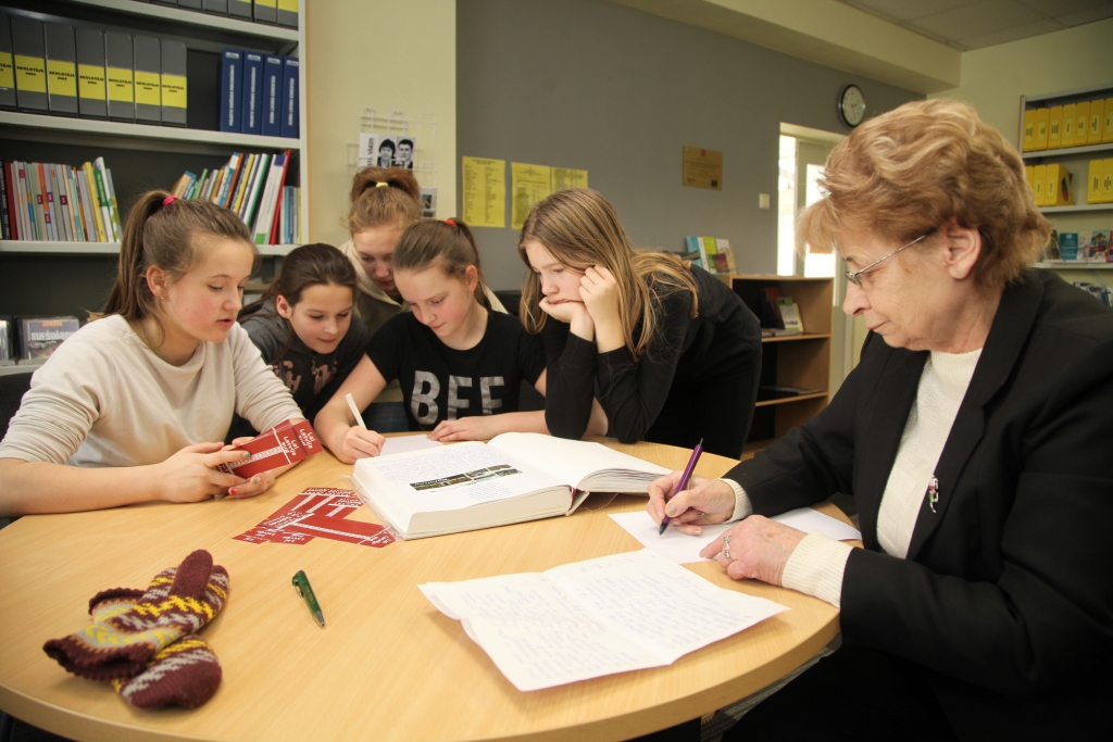 Gulbenes 2.vidusskolas audzēknes (no kreisās) Viktorija Jermacāne, Laura Kļava, Santa Martinova, Alise Razenovska un Līva Kalniņa vēl mūžam dzīvot Latvijai, bet Laima Gavare apkopo Galgauskas senioru un savu vēlējumu. 		
Autors: Gatis Bogdanovs