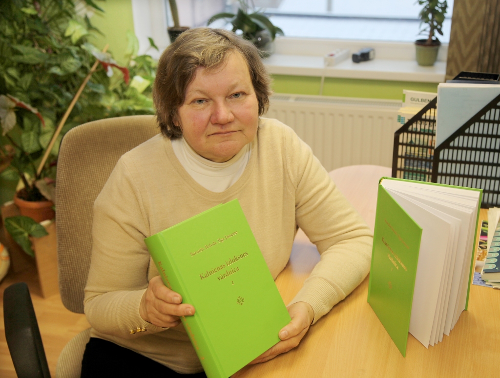 “Kalnienas izloksnes vārdnīcas” pamatmateriāli iegūti laikā no 1977. līdz 2013.gadam, bet papildināti līdz mūsdienām. Kalnienā runātā izloksne pieder pie Vidzemes latgaliskajām izloksnēm, kuras tautā dēvē par malēniešu izloksnēm. “Paldies visiem kalneniešiem, kas saglabājuši dzimtās puses izloksni,” saka dialektoloģe Sarmīte Balode. 	
Autors: Gatis Bogdanovs 